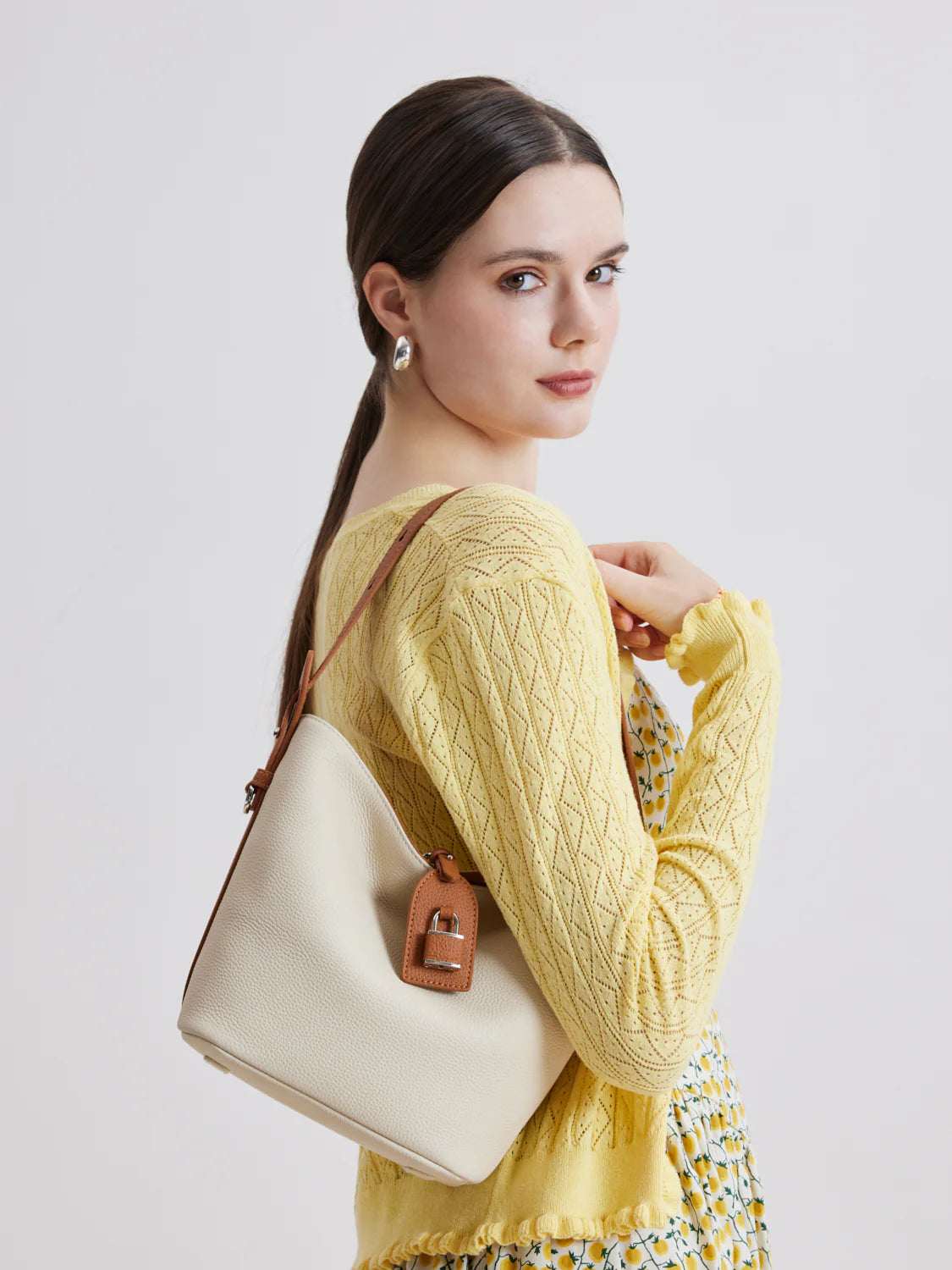 Tate 扣飾牛皮手袋