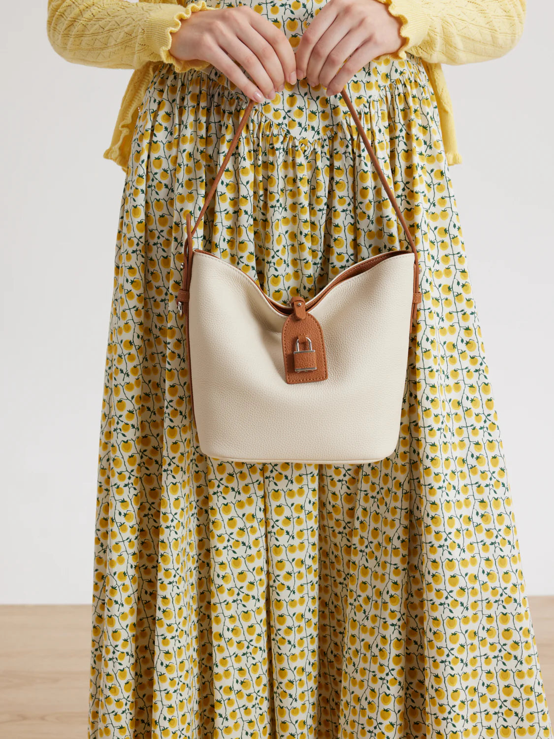 Tate 扣飾牛皮手袋