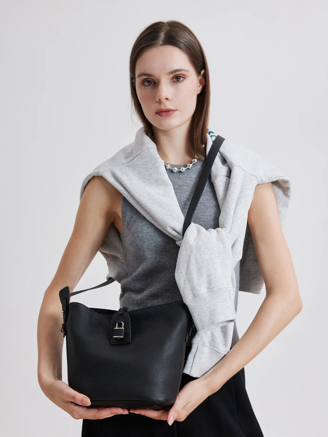 Tate 扣飾牛皮手袋